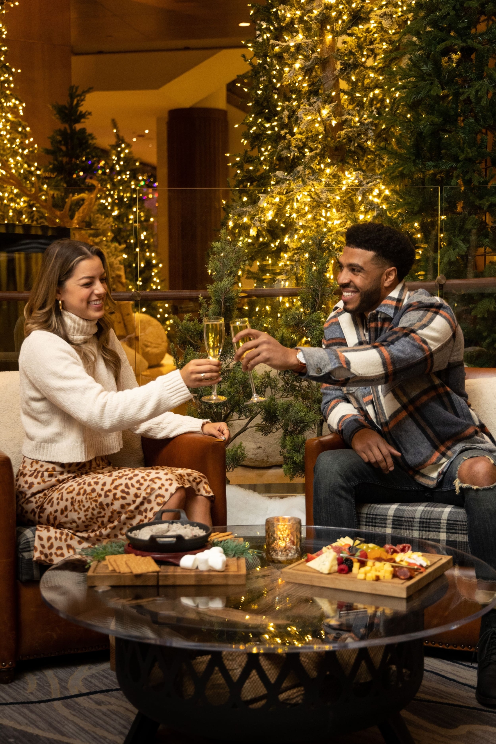 Fairmont Lodge, Hotel Zachary Globes and more Chicago holiday happenings –  NBC Chicago