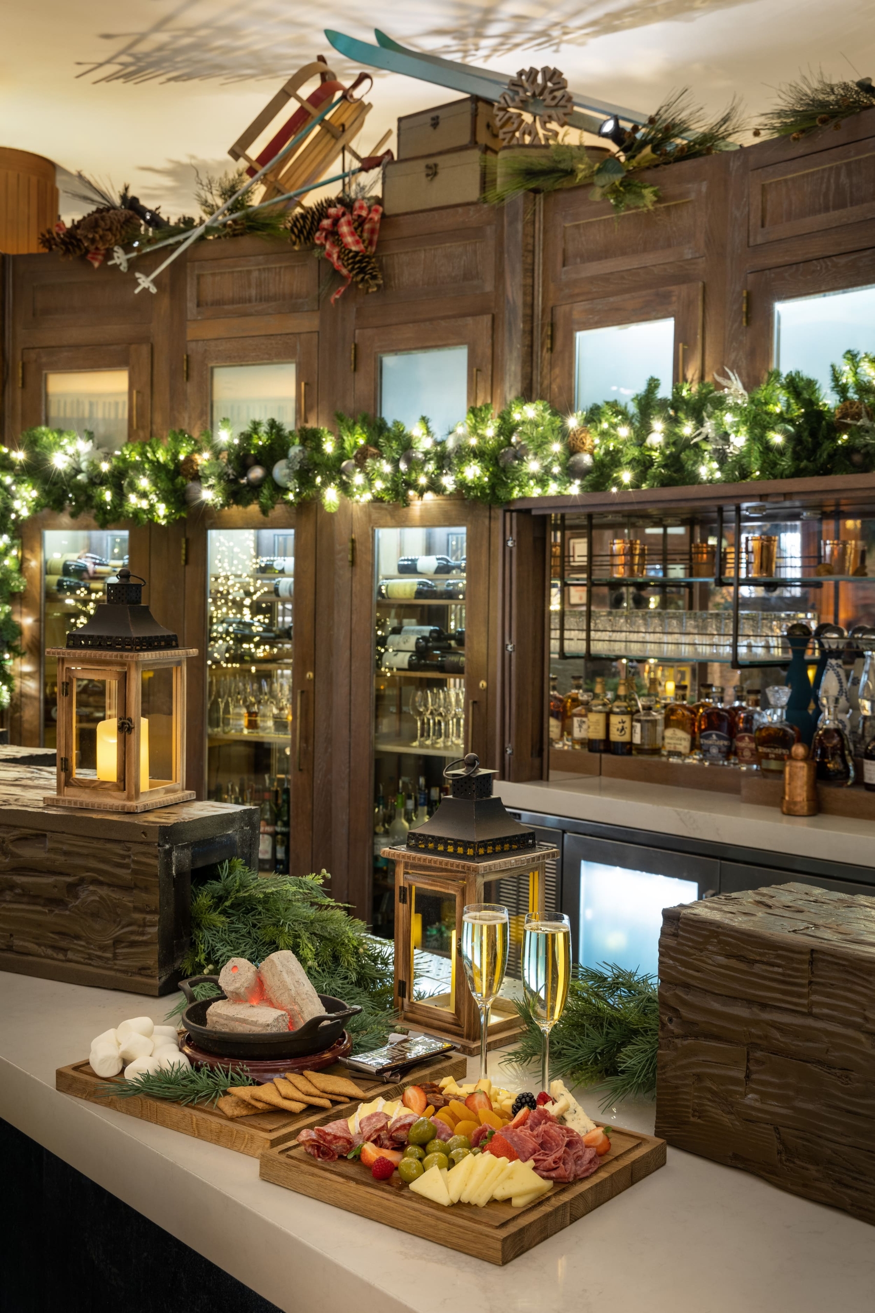 Fairmont Lodge, Hotel Zachary Globes and more Chicago holiday happenings –  NBC Chicago